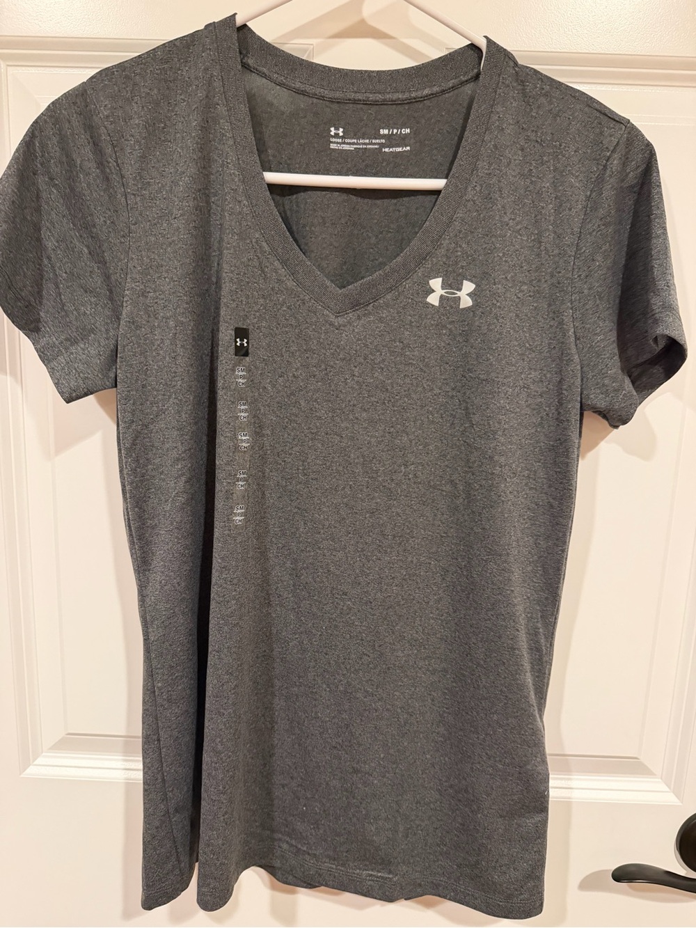 Under Armour HeatGear Women’s Gray V-Neck Short Sleeve Loose Logo T-Shirt SM